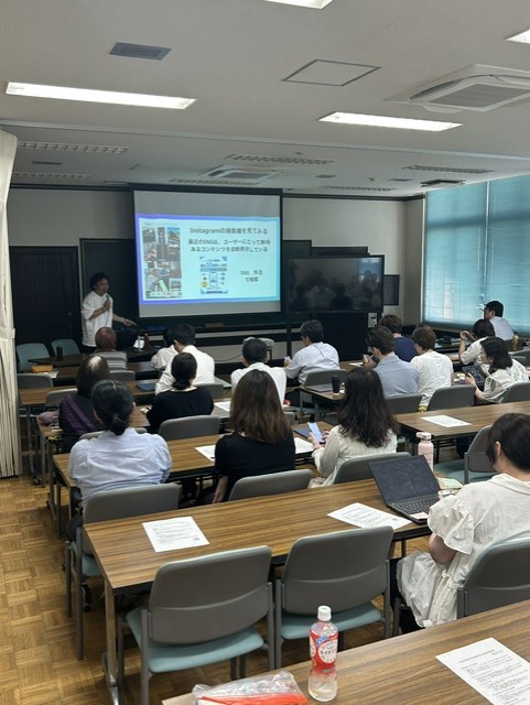 資料を見ながら研修に参加する教職員の皆さま