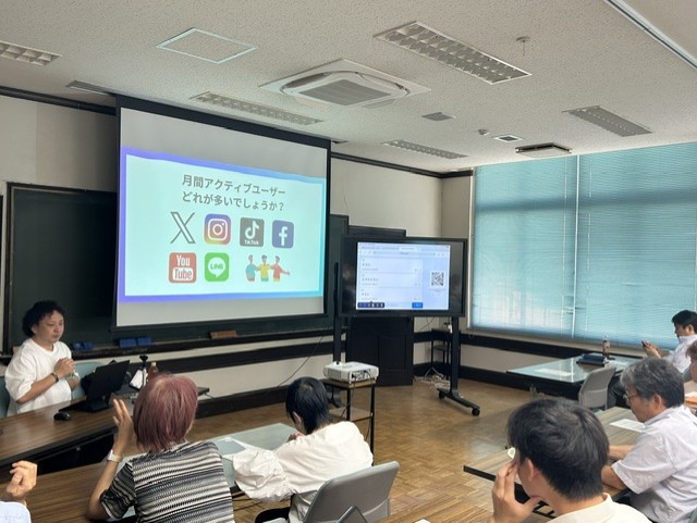 SNS媒体の特徴について説明する様子